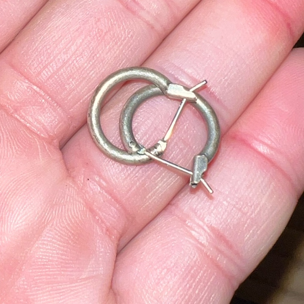 ⭐️Vintage Small Silver Metal Hoop Earrings - Picture 5 of 12